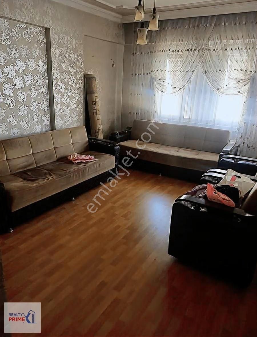 Tramvaya Yakını,katta Tek 3+1 Ayrı Mutfak,servis Güzergahları