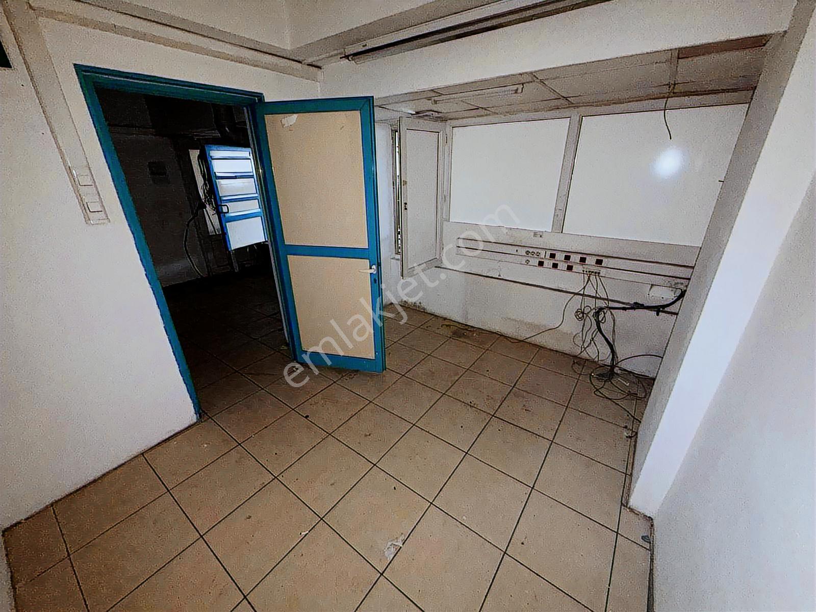 Sakarya Erenler Mahallesi Sakarya Cd.kiralık Dükkan 300m2 - Görsel 2