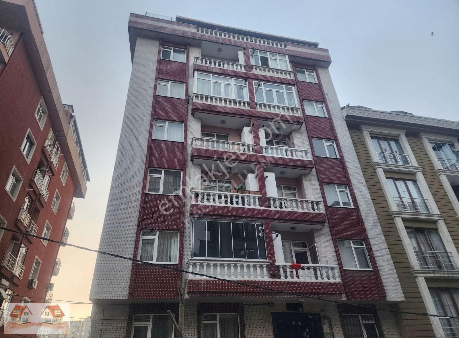 Cadde Üzeri Eşyalı_boş Büyük Teraslı 2+1 Daire