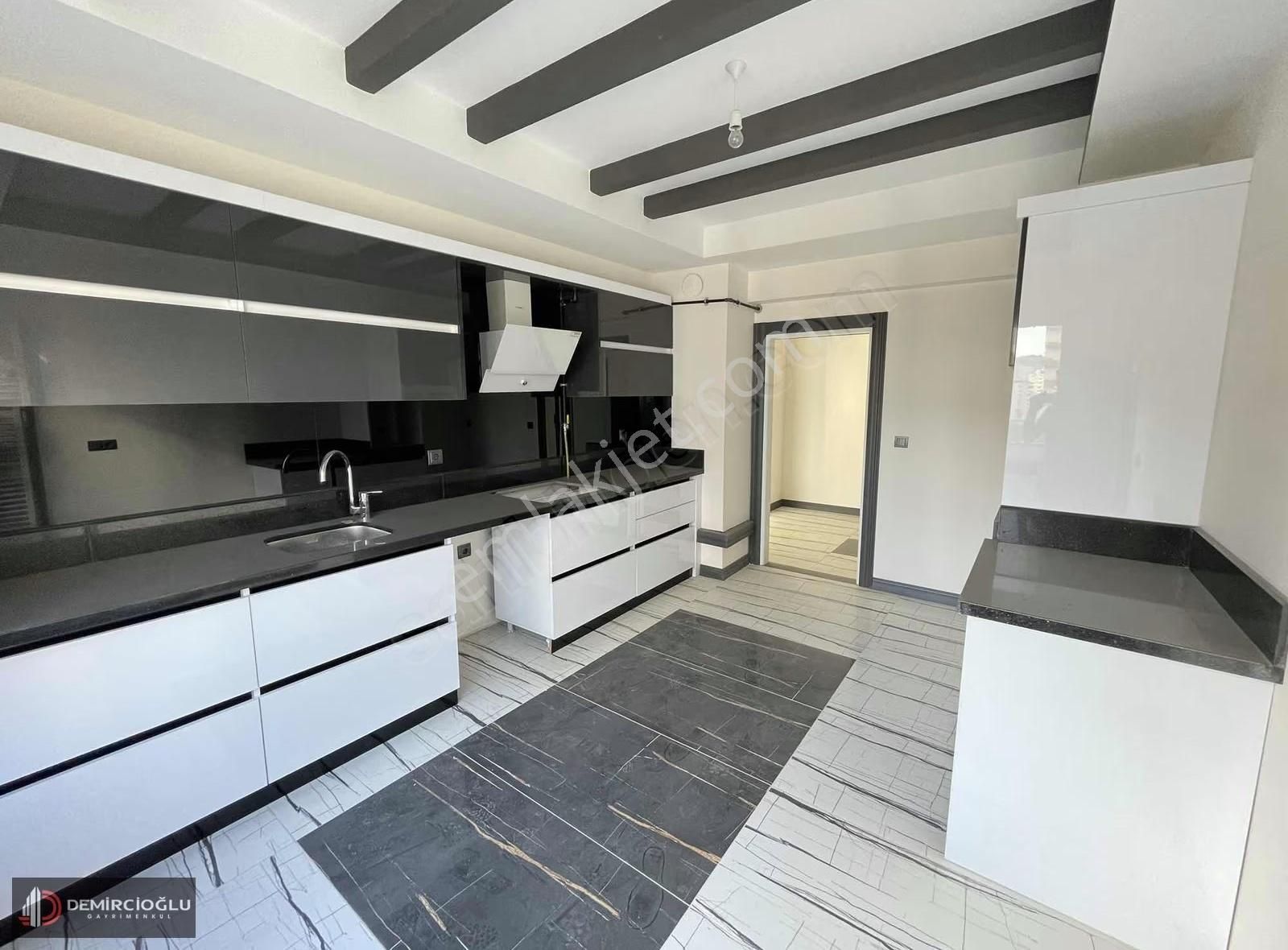 Cadde Üzerinde/4+1/çift Banyo/sıfır/oturuma Hazır/lüx Daire