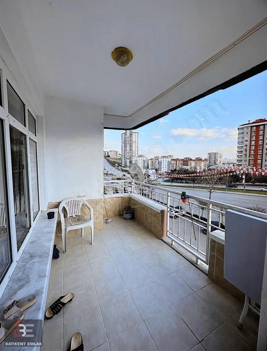 Batıkent Emlak'tan Cadde Cephe Ara Kat Yapılı 3+1 Ferah Kiralık - Görsel 3