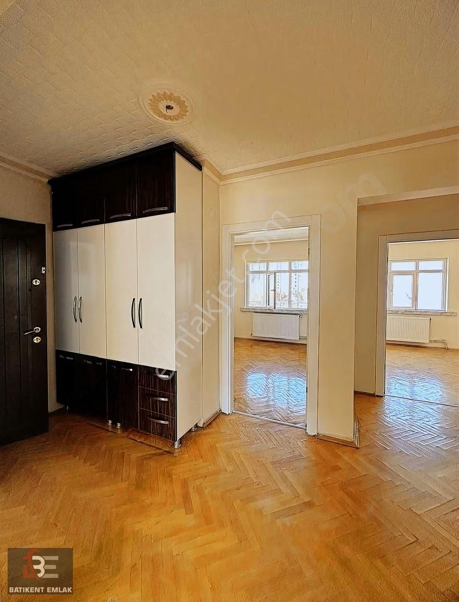 Batıkent Emlak'tan Cadde Cephe Ara Kat Yapılı 3+1 Ferah Kiralık - Görsel 9