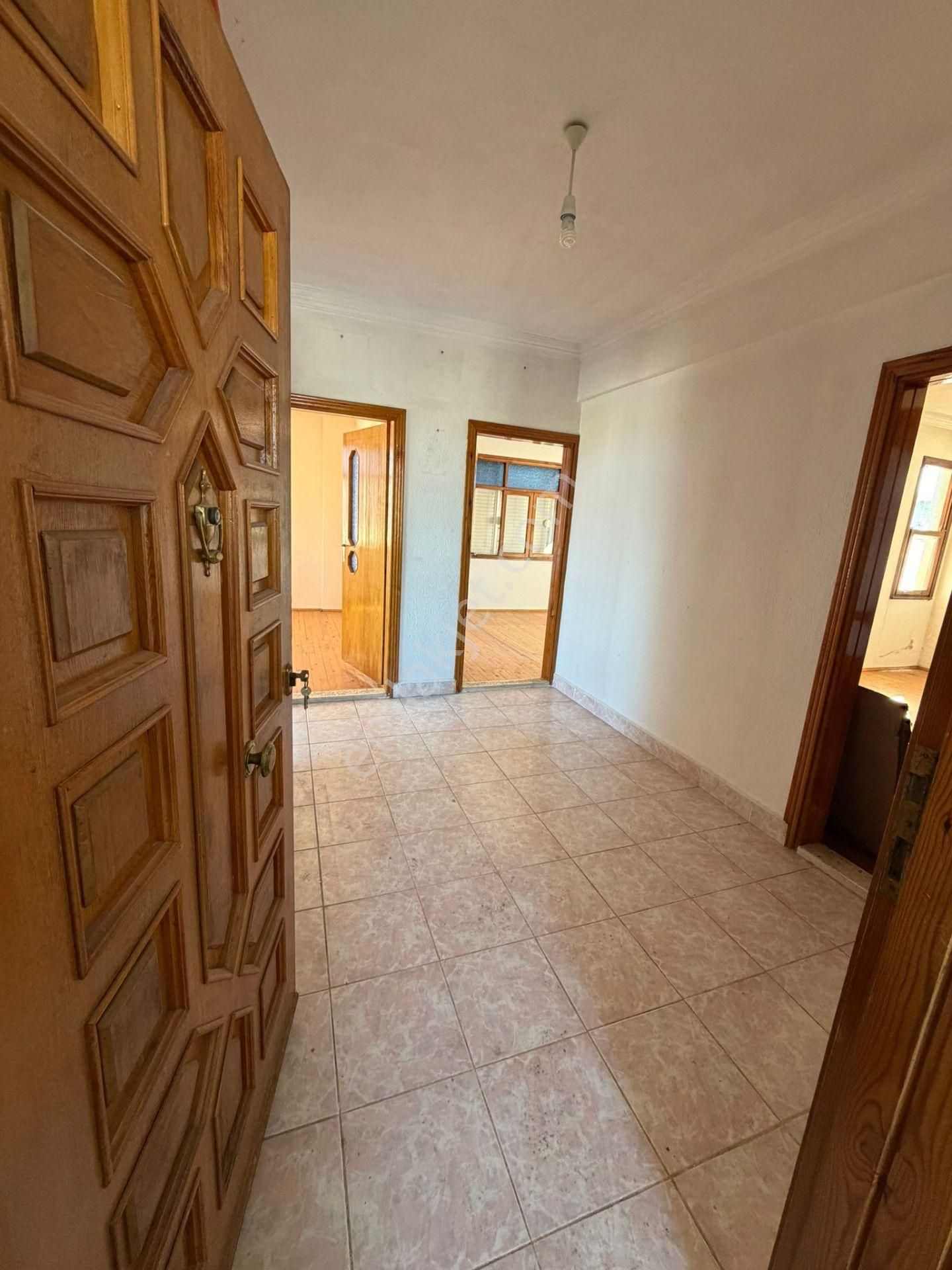 Yeni Mahallede Caddeye Ve Pazara Yakın Kiralık 2+1 Daire - Görsel 2