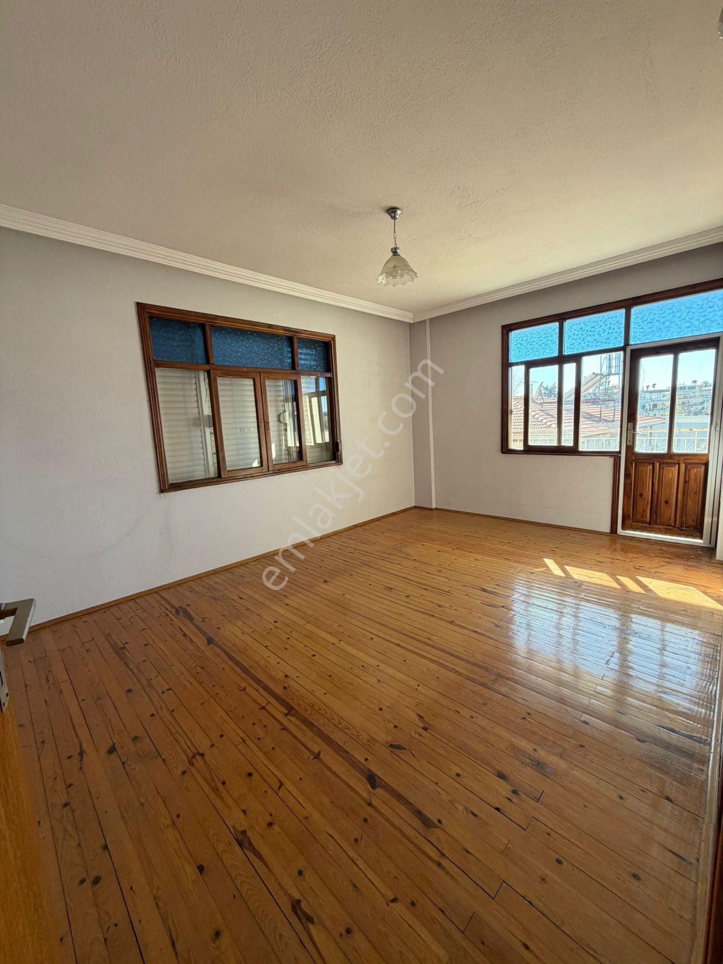 Yeni Mahallede Caddeye Ve Pazara Yakın Kiralık 2+1 Daire