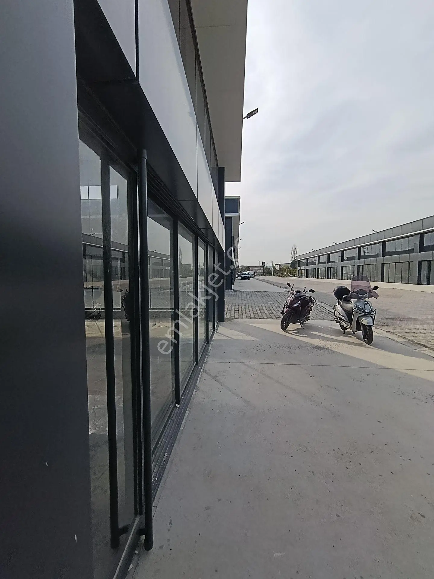 Tire Oto Plaza'da Köşe Konumda Kiralık İşyeri - Görsel 2