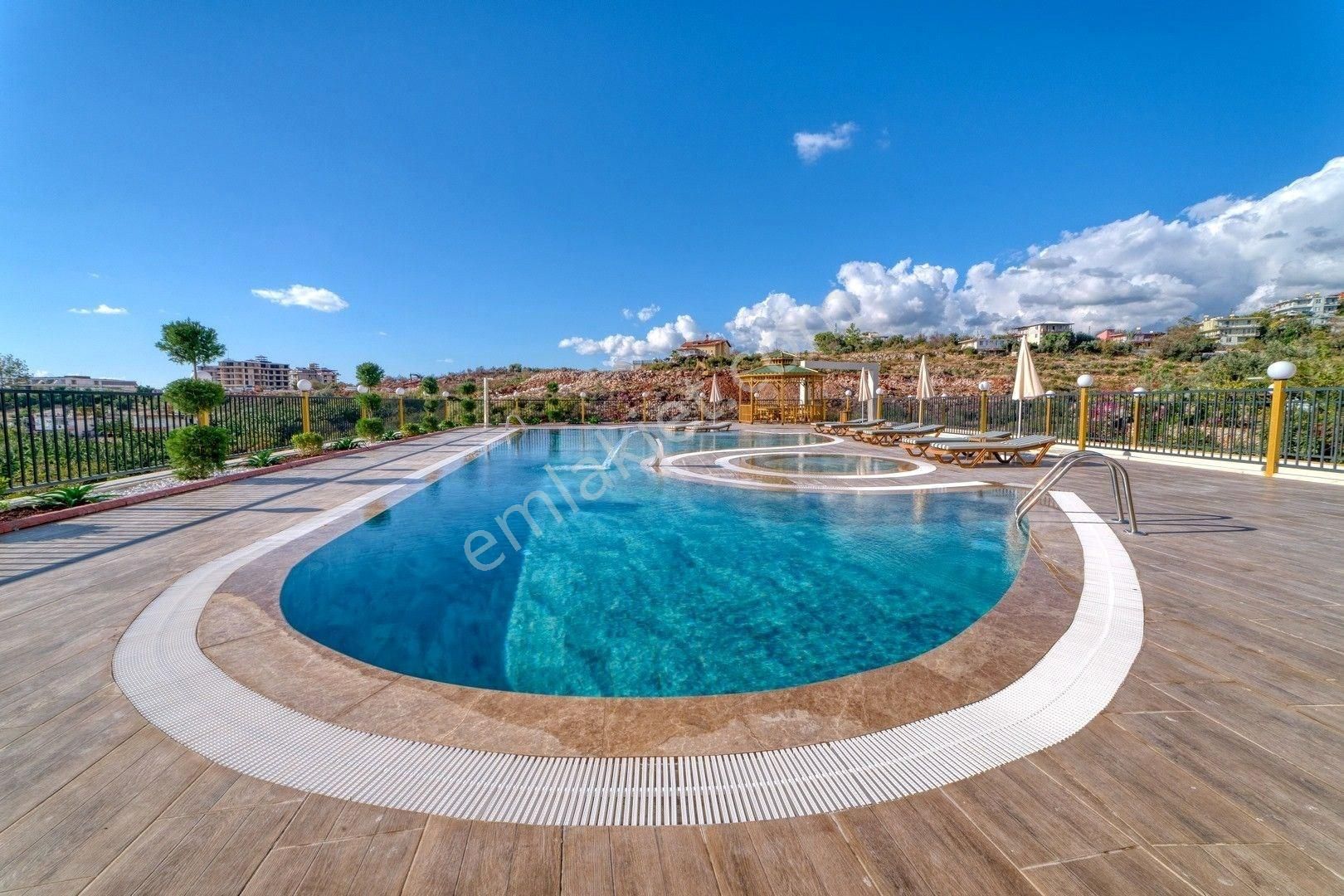 Alanya Kestel’de Deniz & Kale Manzaralı 1+1 Satılık Daire