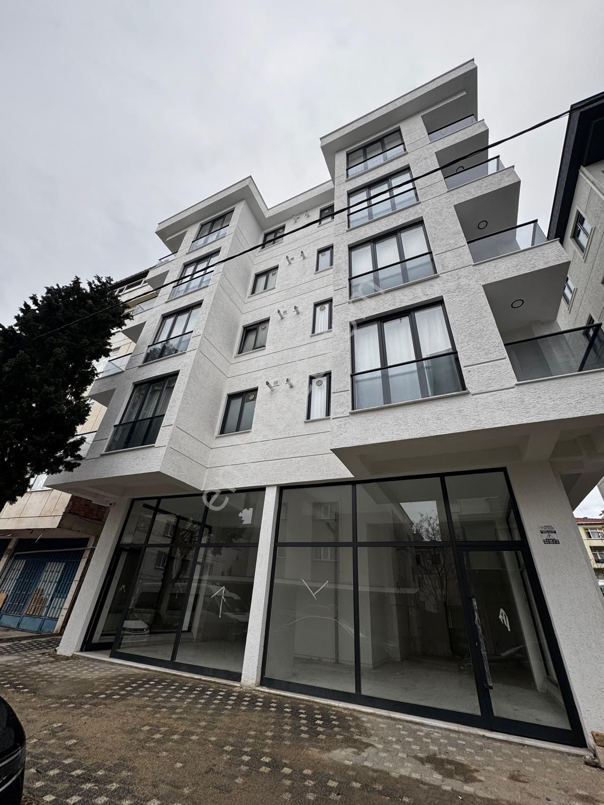 Kartal Kiralık 2+1 E5 Metro Yakını 2 Yaşında Bina