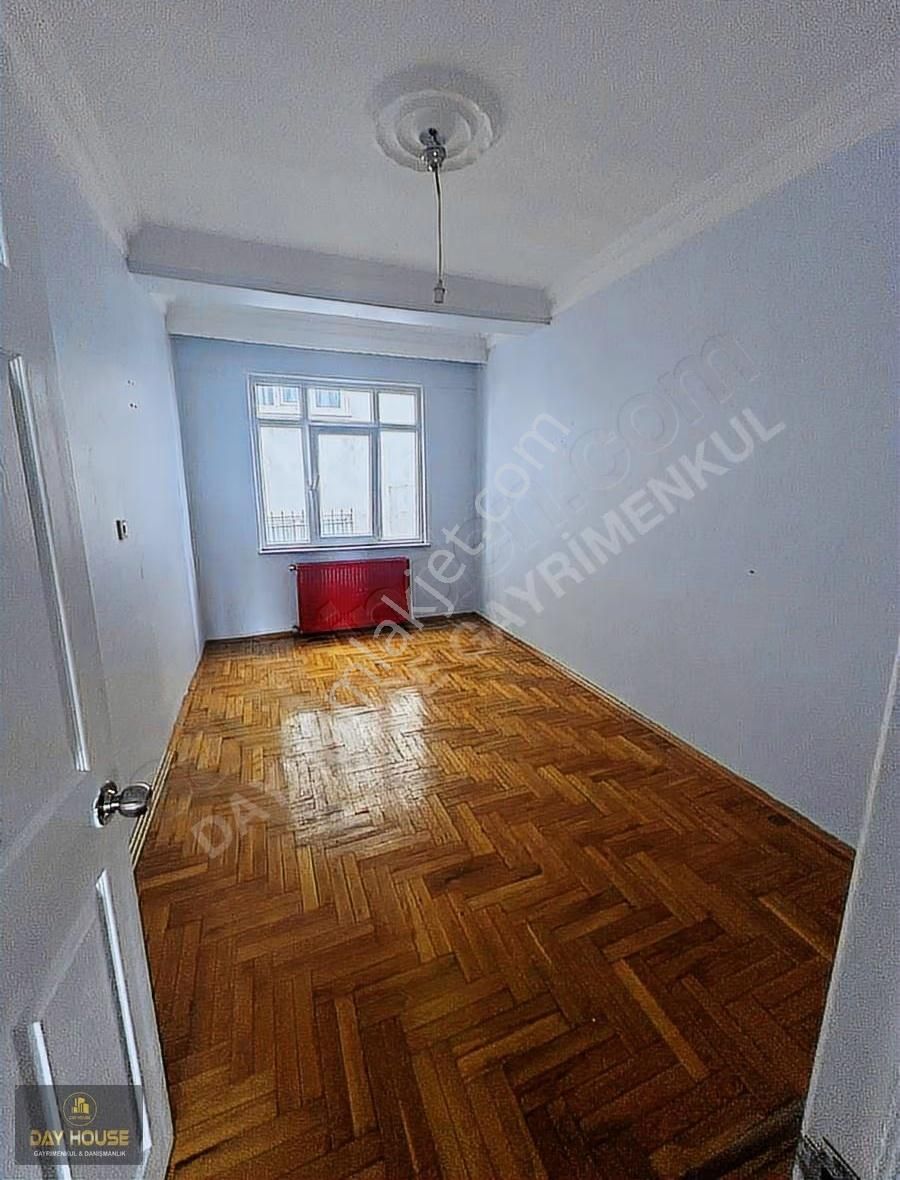 Day House'den Masrafsız C.tesi Pazarı Sokağında Ara Kat Daire