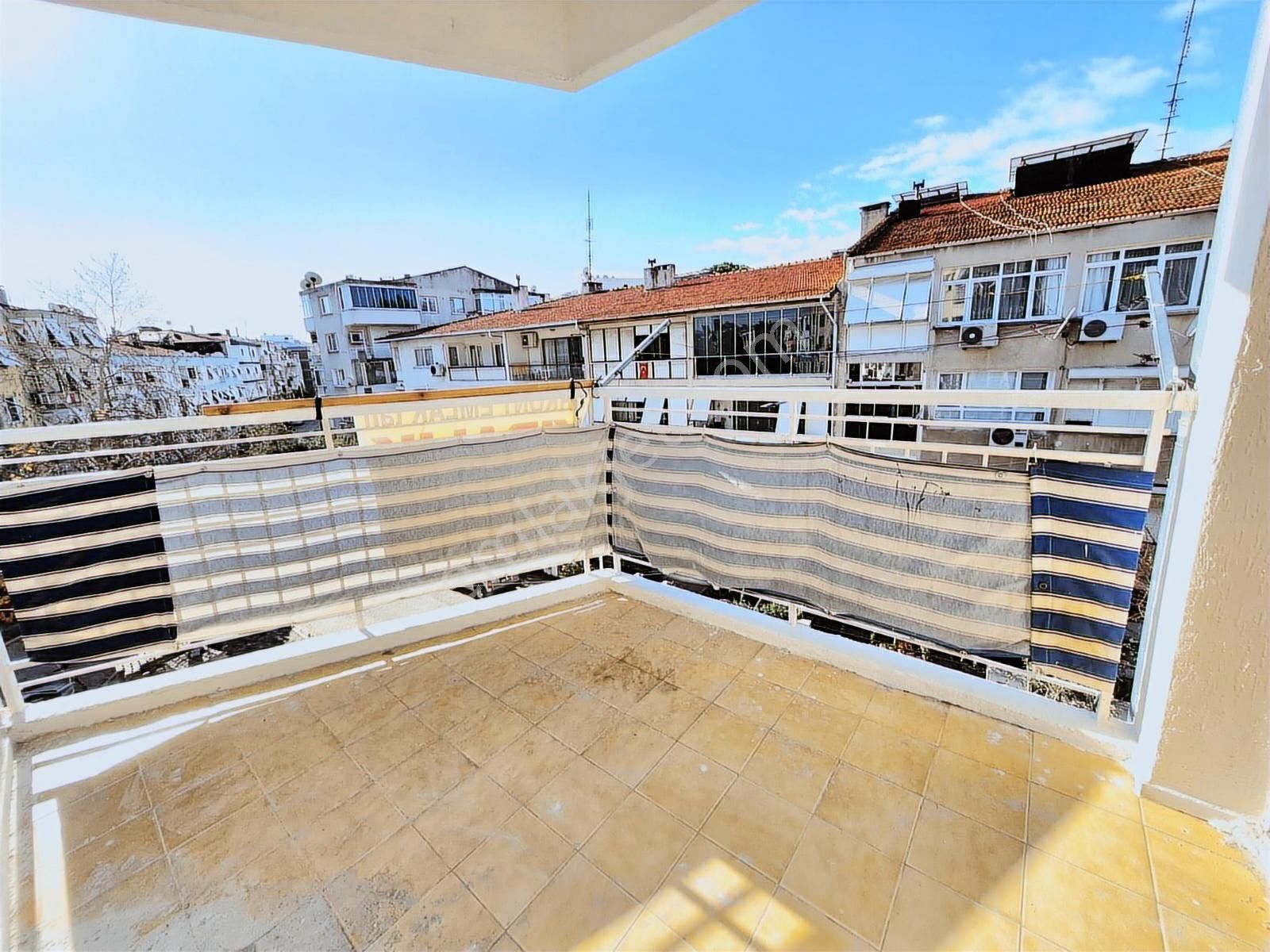 K.yaka Bahçelievler Pazaryeri Yanı Köşe Bina Önü Açık 3+1 110 M2 - Görsel 16