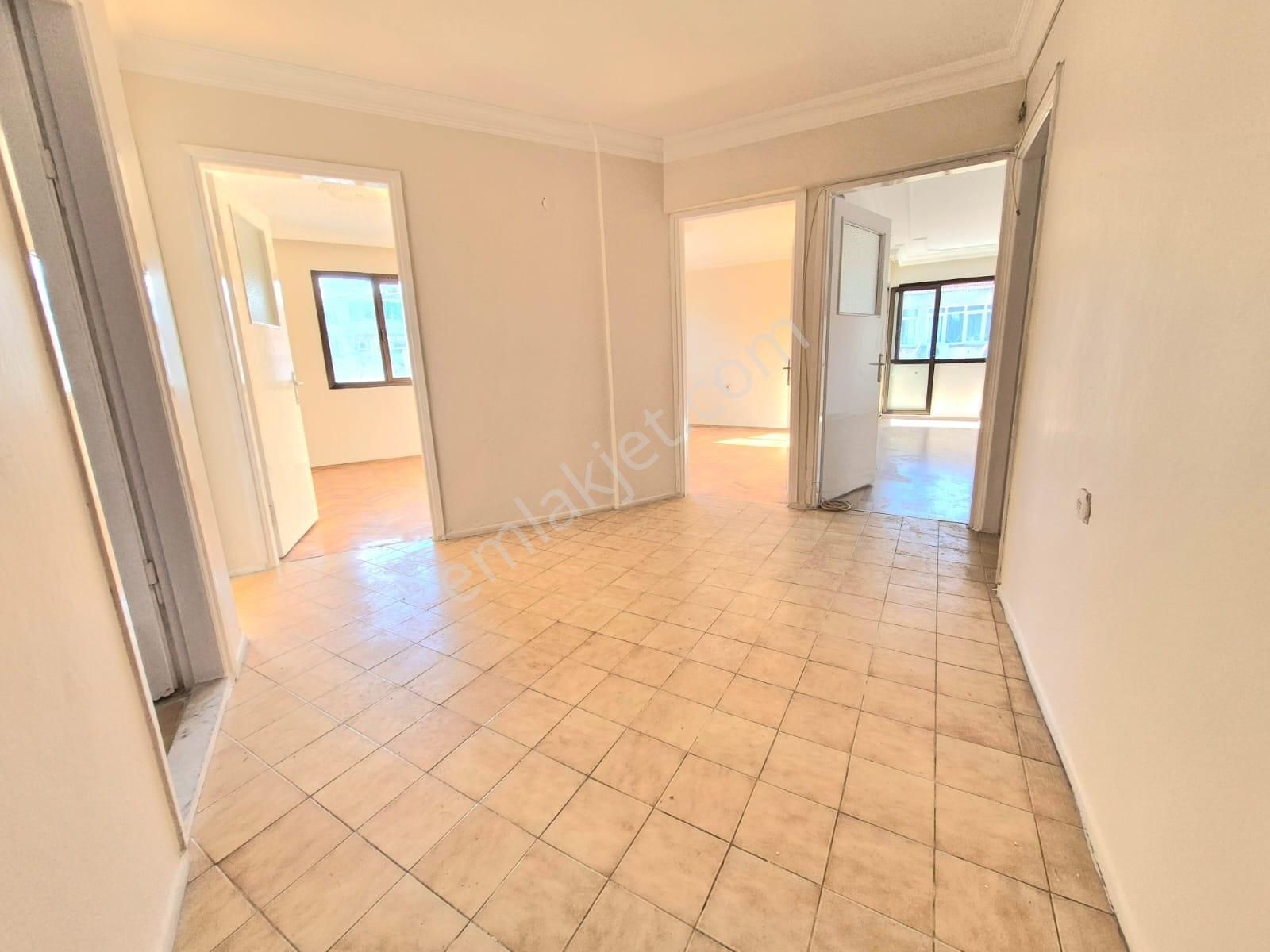 K.yaka Bahçelievler Pazaryeri Yanı Köşe Bina Önü Açık 3+1 110 M2 - Görsel 7