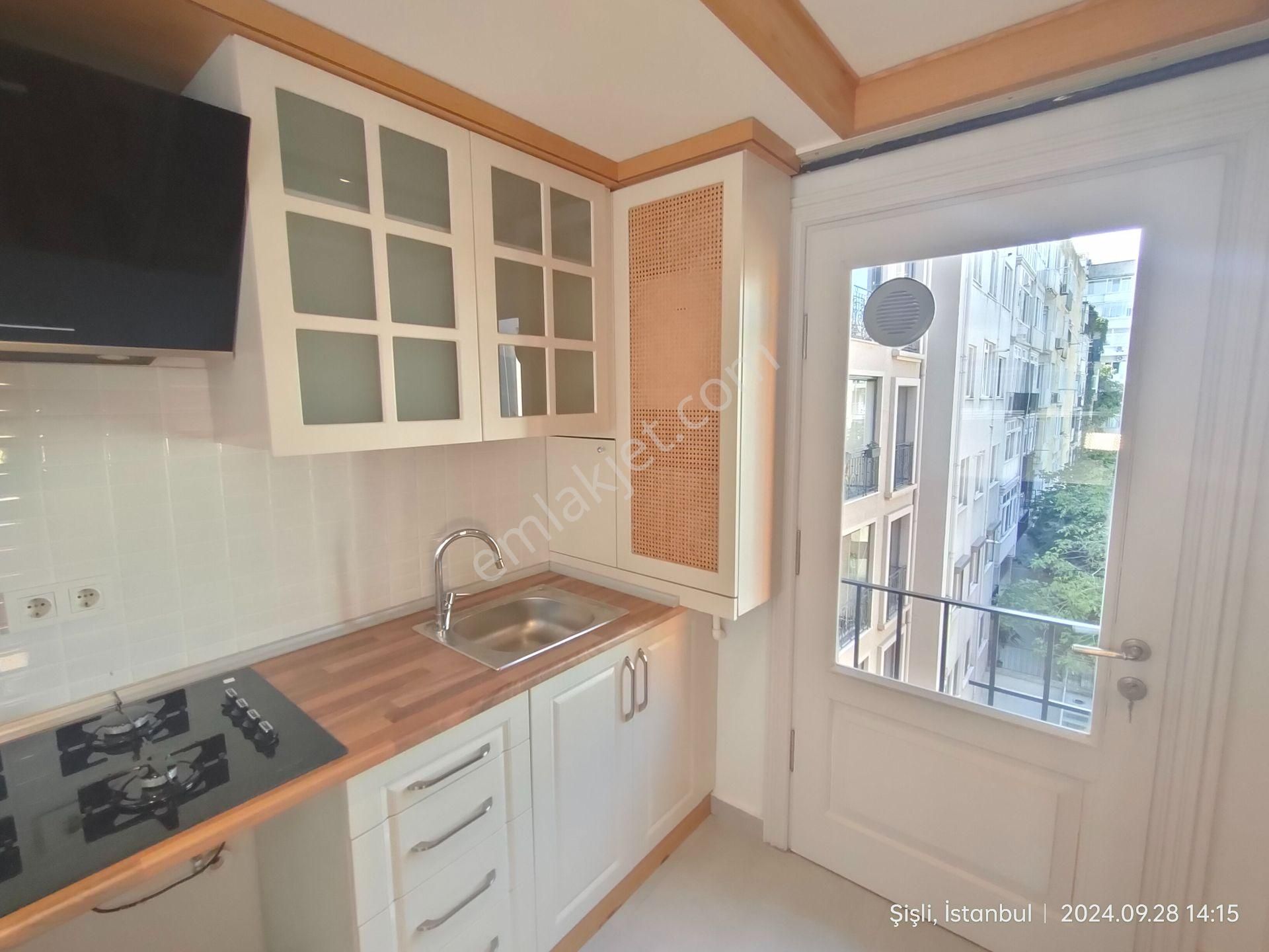 Şişli Teşvikiye'de, Çelik Konstrüksiyonlu, Asansörlü, Çok Özel Kiralık Daire - Görsel 11