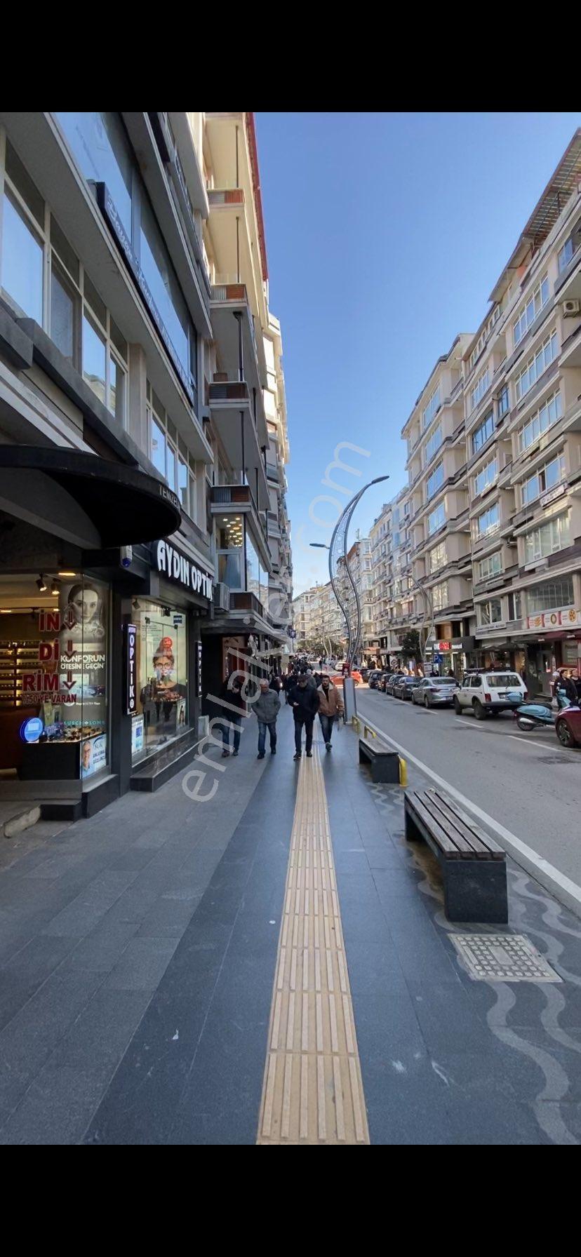📍 Çiftlik Caddesi’nde- Güneş Alan Fırsat Dükkan! ☀️