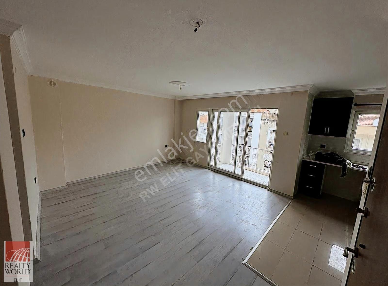 Karşıyaka Aksoy Mahallesinde Sahile Çok Yakın Satılık 2+1