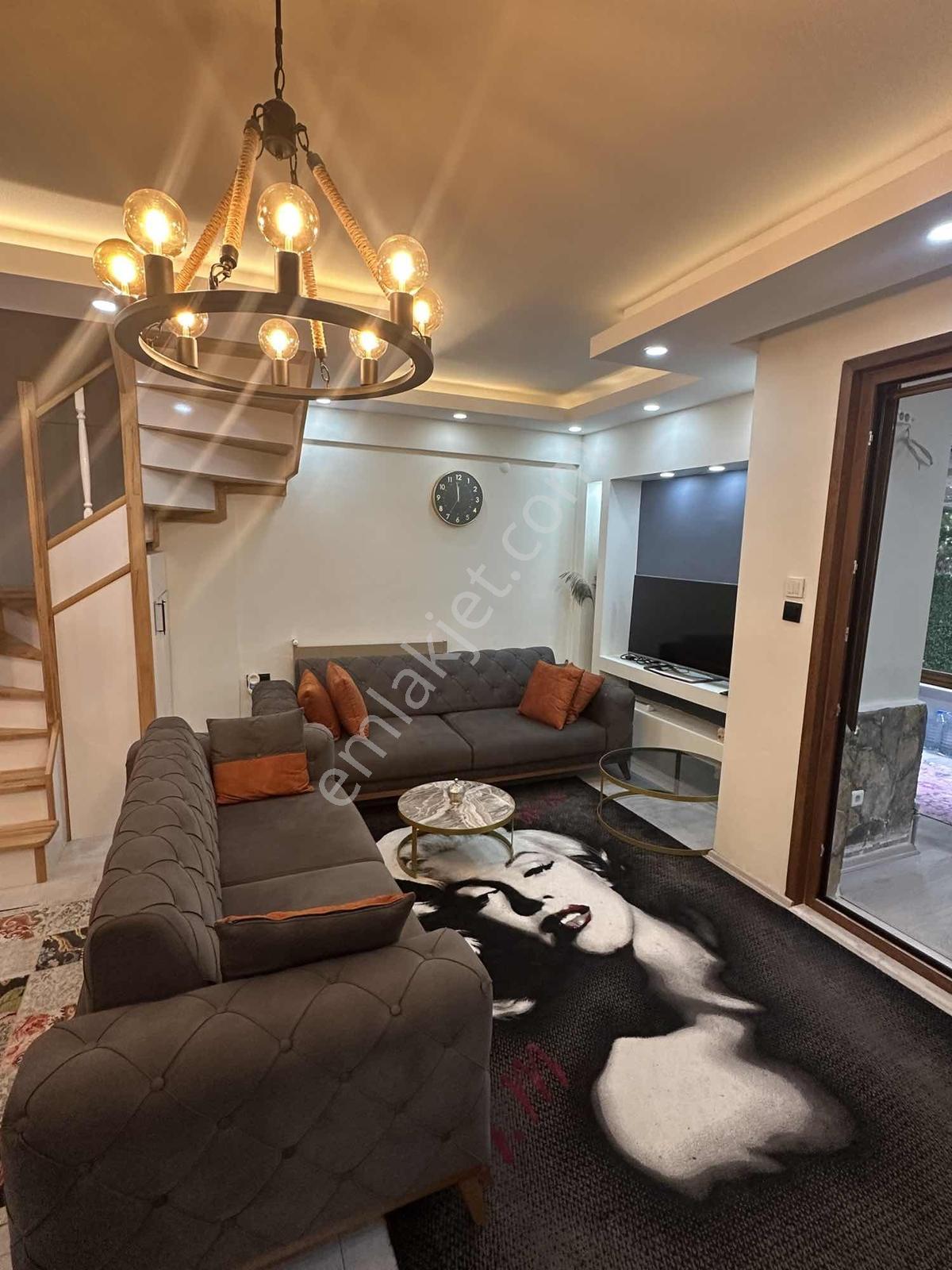 Şile Kumbaba Merkezde Eşyalı Bahçeli Şömineli İkiz Villa