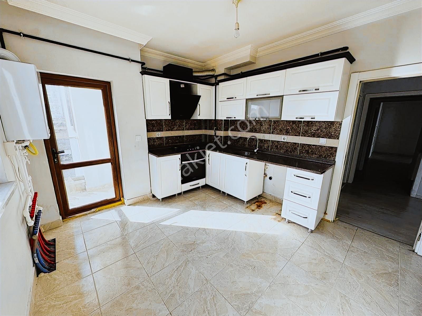 Bağlıca'da Süper Konumda Ara Katta Önü Açık 5+1 Kiralık Daire - Görsel 9