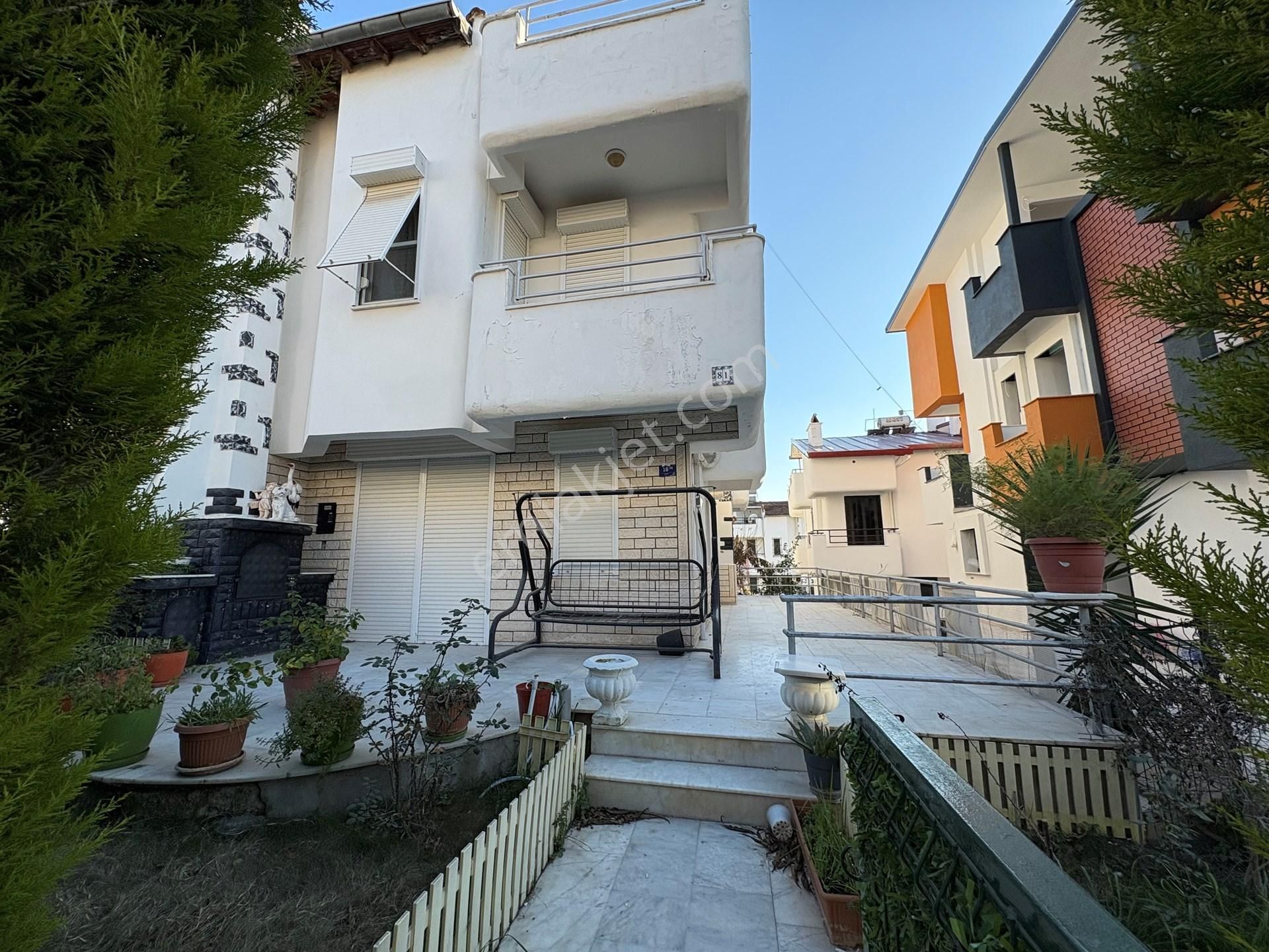 Kuşada’sında Ortak Havuzlu Sitede Tripleks 5+1 Villa