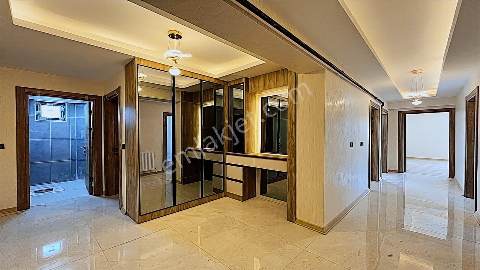 Yenikent Emlak'tan Cadde Üzeri 4+1 Geniş M2 Satılık Daire