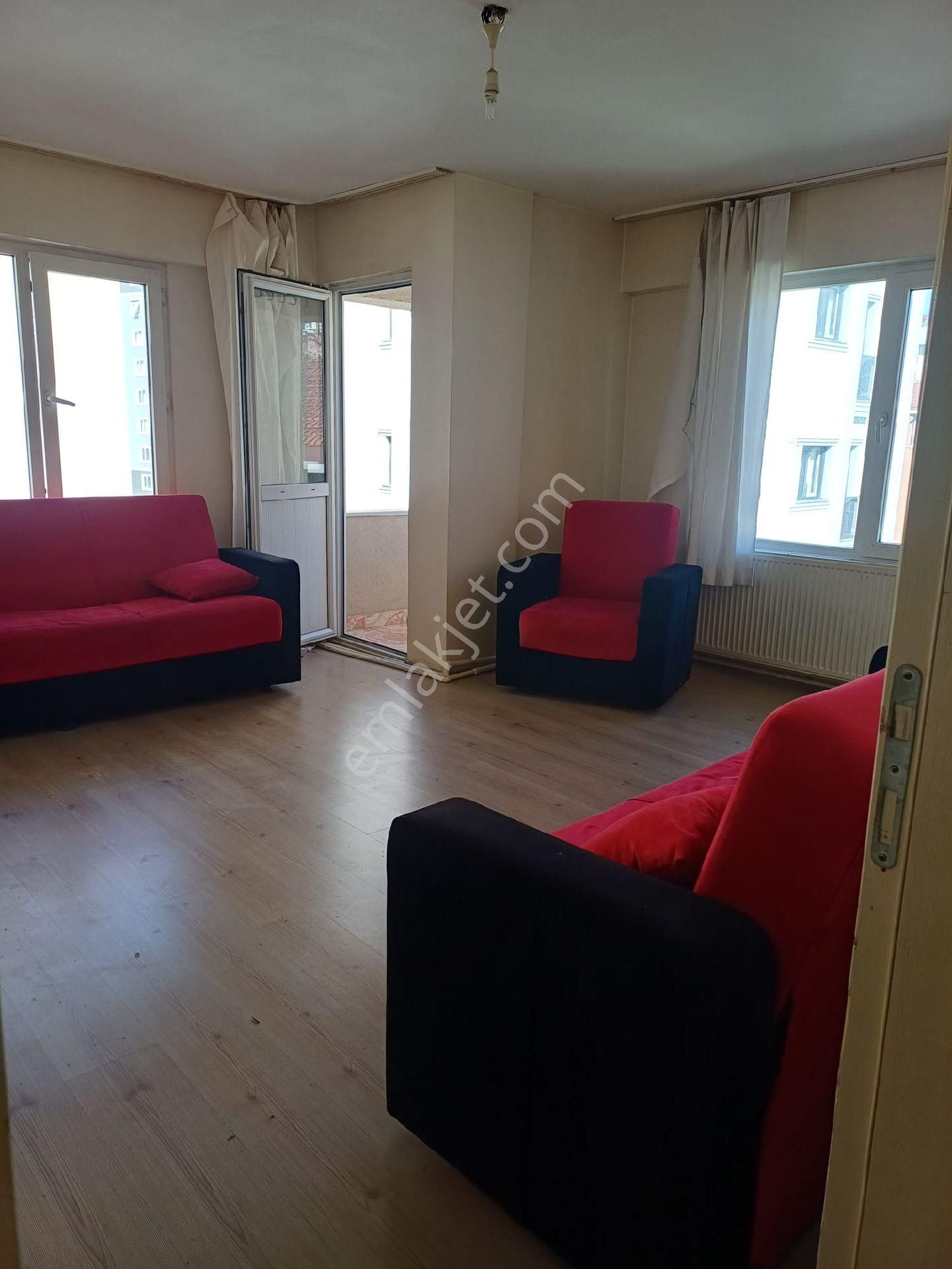 Ümraniye Çamlık İkbal Caddesi Üzerinde 3.kat 2+1 Kısmen Eşyalı Yabancıya