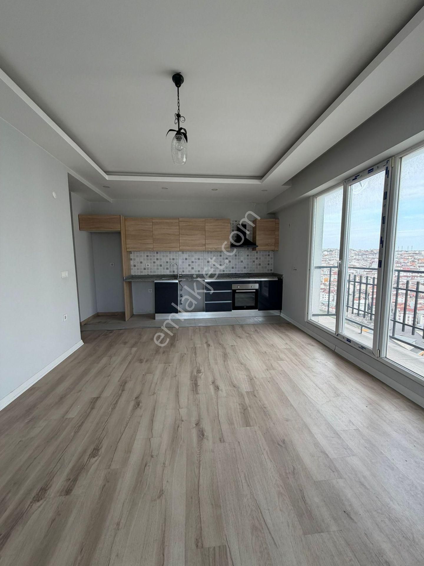 Esenyurt Piri Reis Mahallesi 1+1 Kiralık Boş Daire Balkonlu Havuzlu Site İçerisinde Metrobüse Yakın