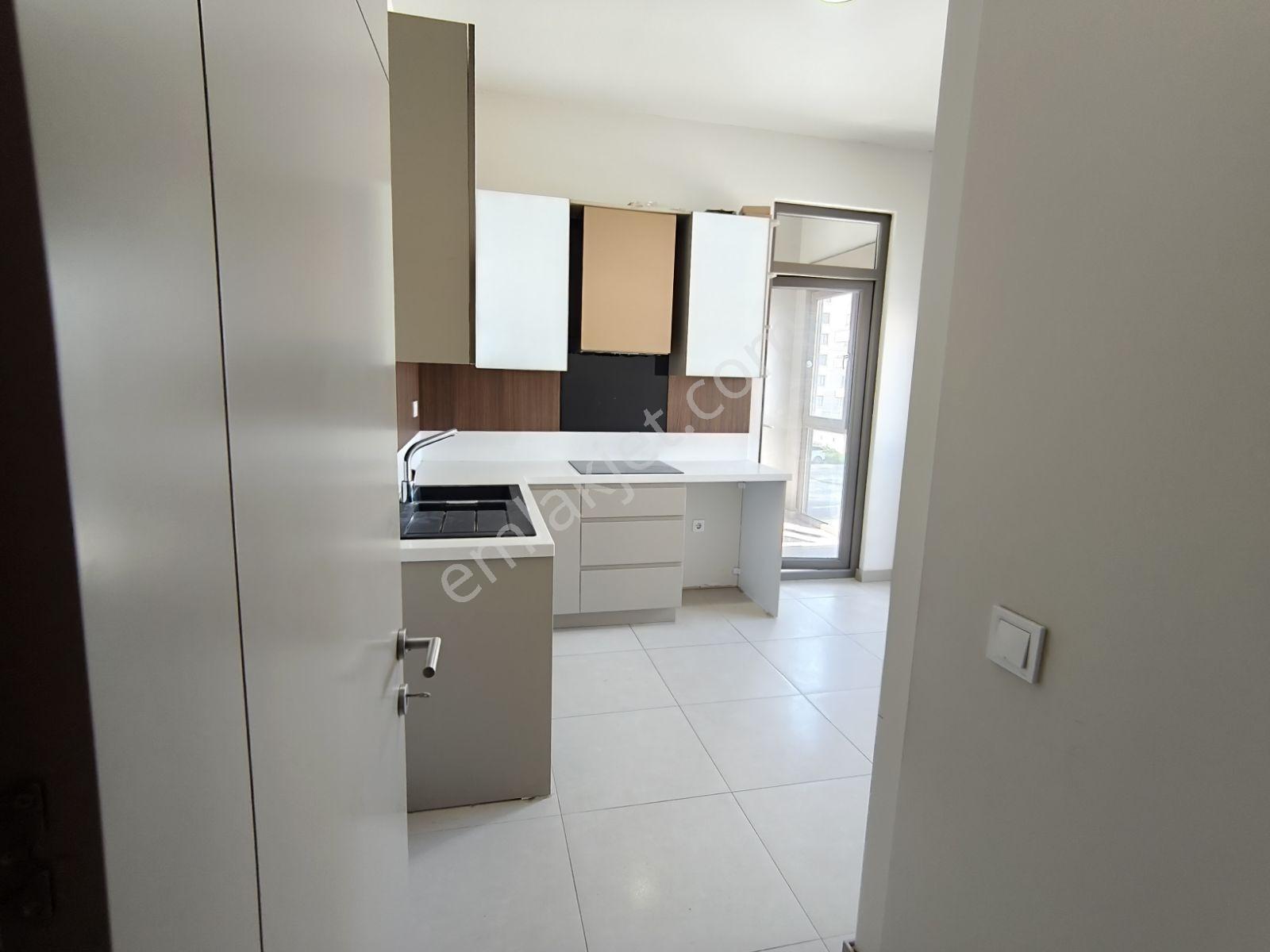 Remax Advantageden 23 Nisan'da Kapalı Otopark & Havuzlu Boş 3+1 - Görsel 5