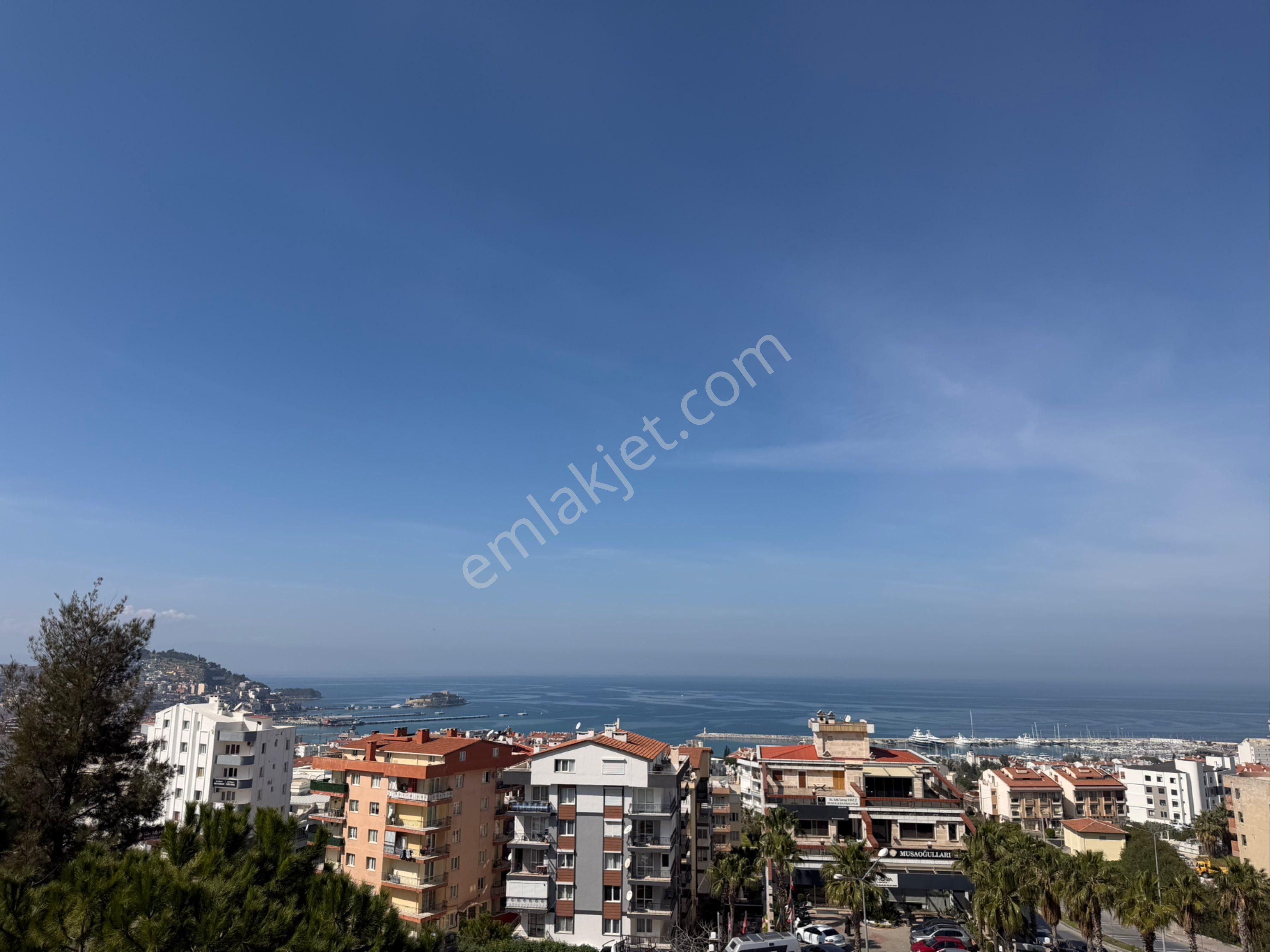 Kuşadası Ege Mahallesinde Eşsiz Full Deniz Manzaralı 3+1 Satılık Daire