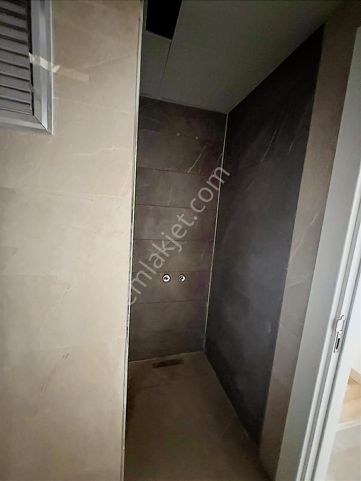 Bayraklı Manavkuyu Satılık 2+1 Daire Cadde Üstü