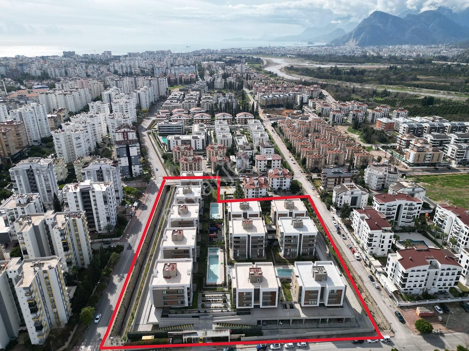 Konyaaltı Uncalı'da Kapalı Otoparklı Ve Güvenlikli Sitede Daire