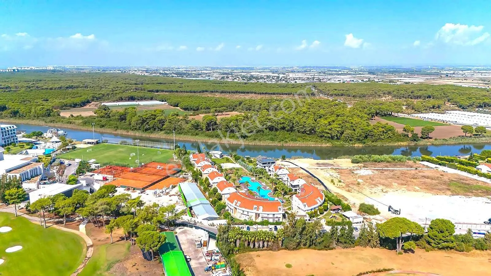 Antalya Kadriye’de Golf Sahasına Yakın Sitede Eşyalı 4+1 Villa