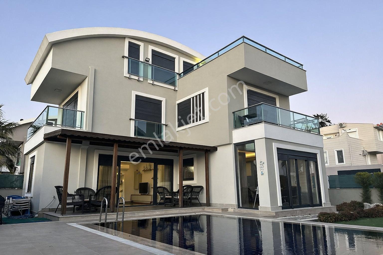 Antalya Kadriye’de Nitelikli Donanıma Sahip Müstakil Villa