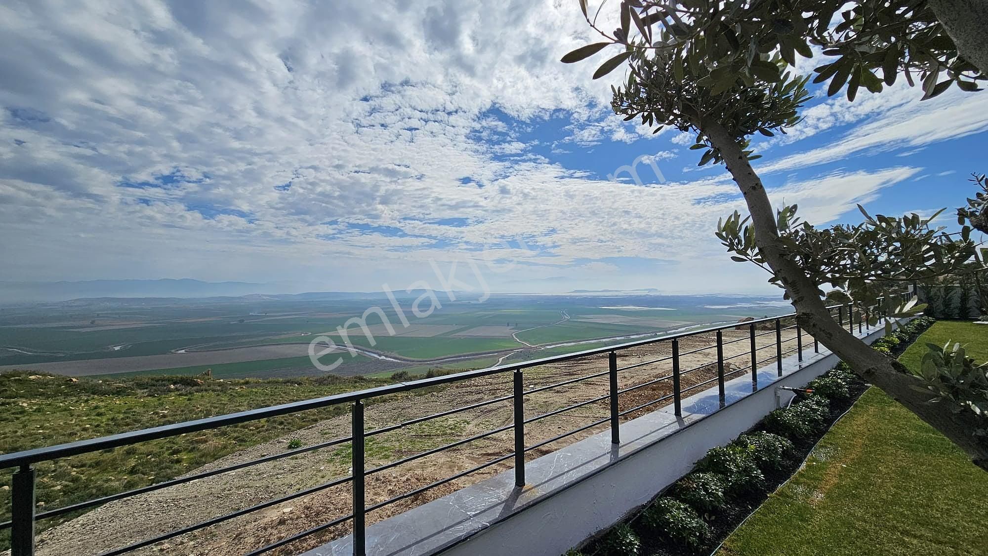 İzmir Foça'da Geniş Arsalı Havuzlu Şık Müstakil Villa - Görsel 11