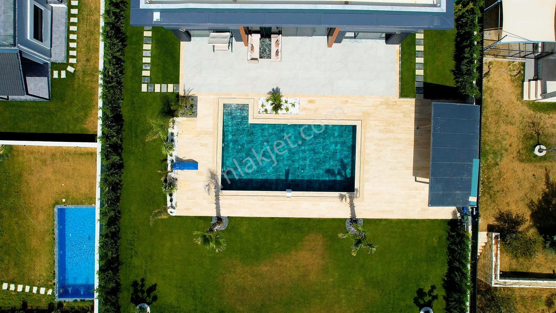 İzmir Foça'da Geniş Arsalı Havuzlu Şık Müstakil Villa - Görsel 6