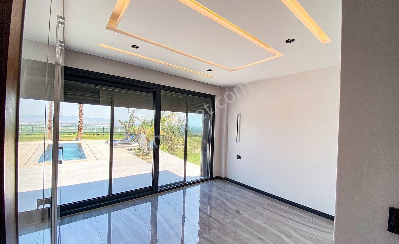 İzmir Foça'da Geniş Arsalı Havuzlu Şık Müstakil Villa - Görsel 22