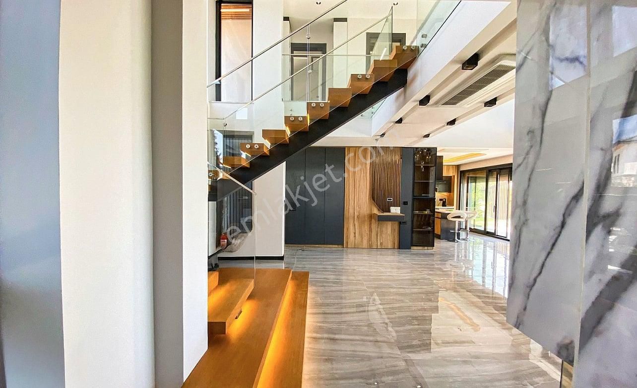 İzmir Foça'da Geniş Arsalı Havuzlu Şık Müstakil Villa - Görsel 17