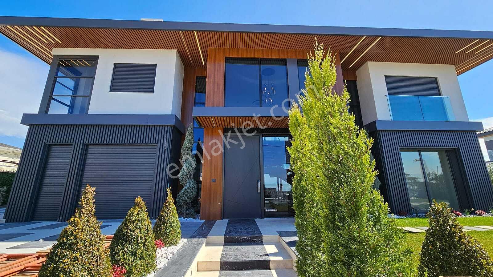 İzmir Foça'da Geniş Arsalı Havuzlu Şık Müstakil Villa - Görsel 6