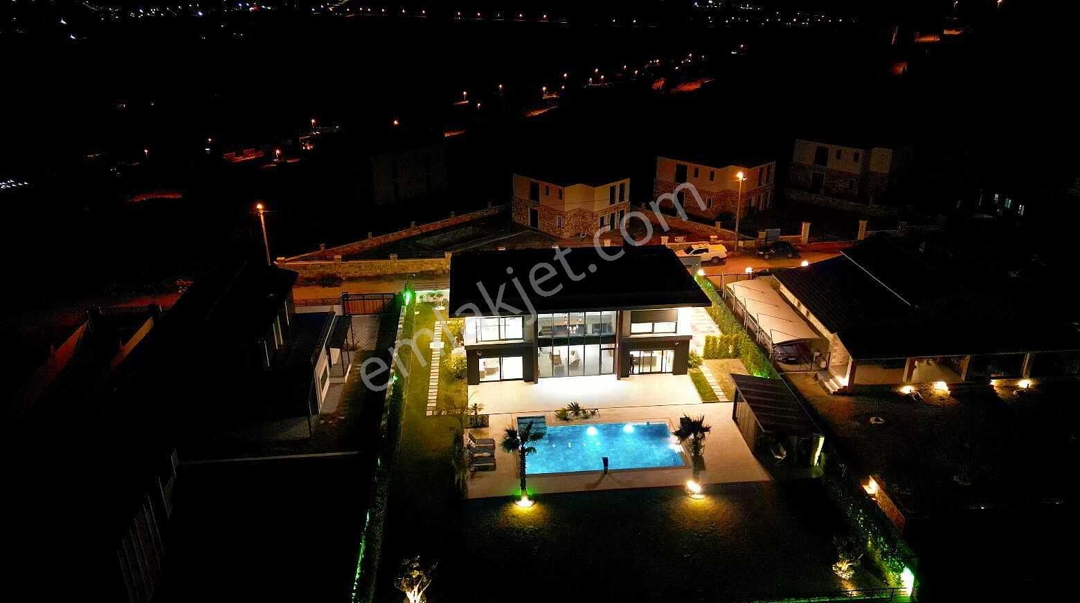 İzmir Foça'da Geniş Arsalı Havuzlu Şık Müstakil Villa - Görsel 4
