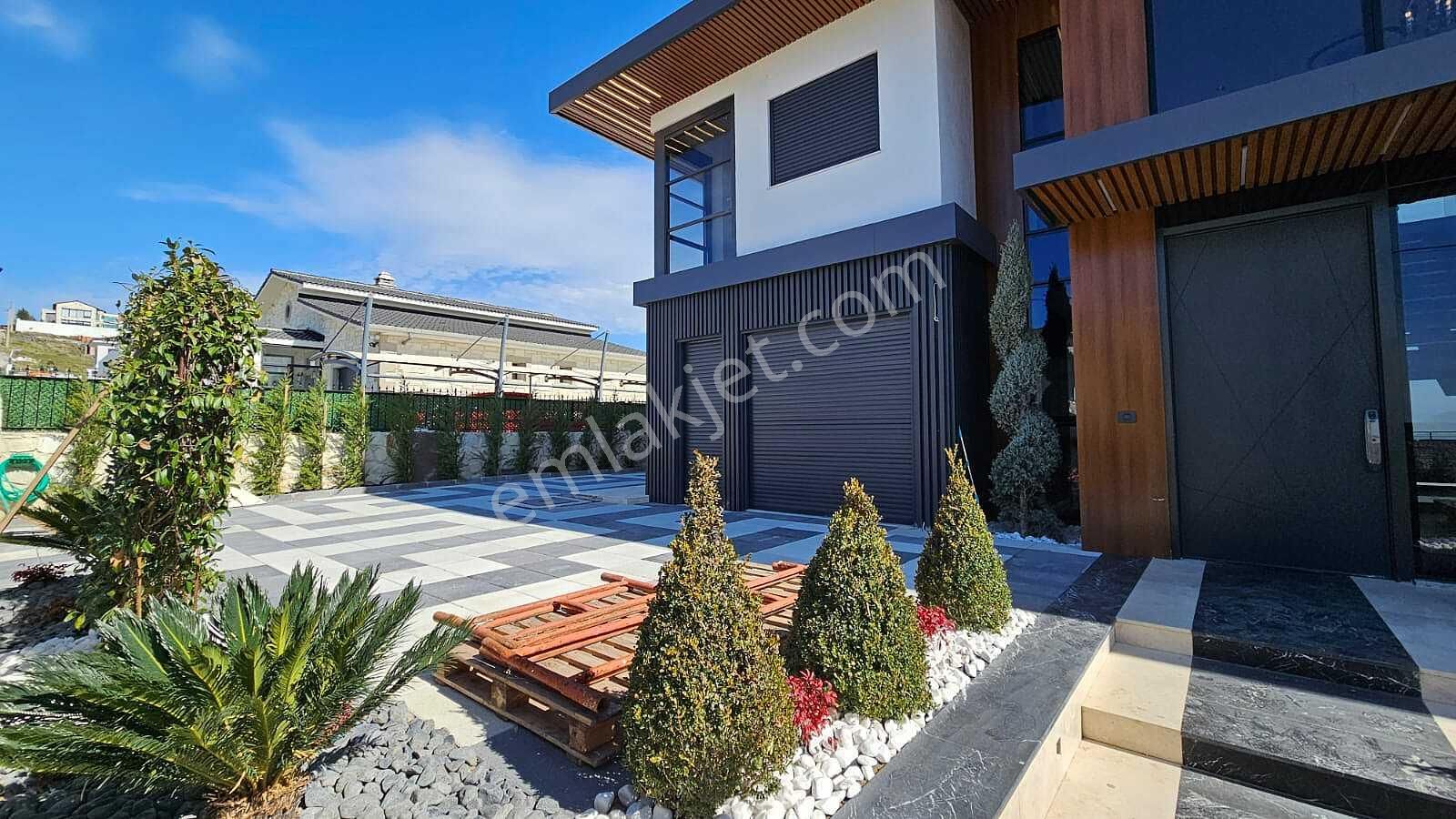 İzmir Foça'da Geniş Arsalı Havuzlu Şık Müstakil Villa - Görsel 7