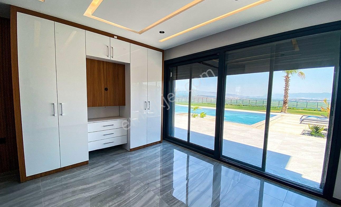 İzmir Foça'da Geniş Arsalı Havuzlu Şık Müstakil Villa - Görsel 23