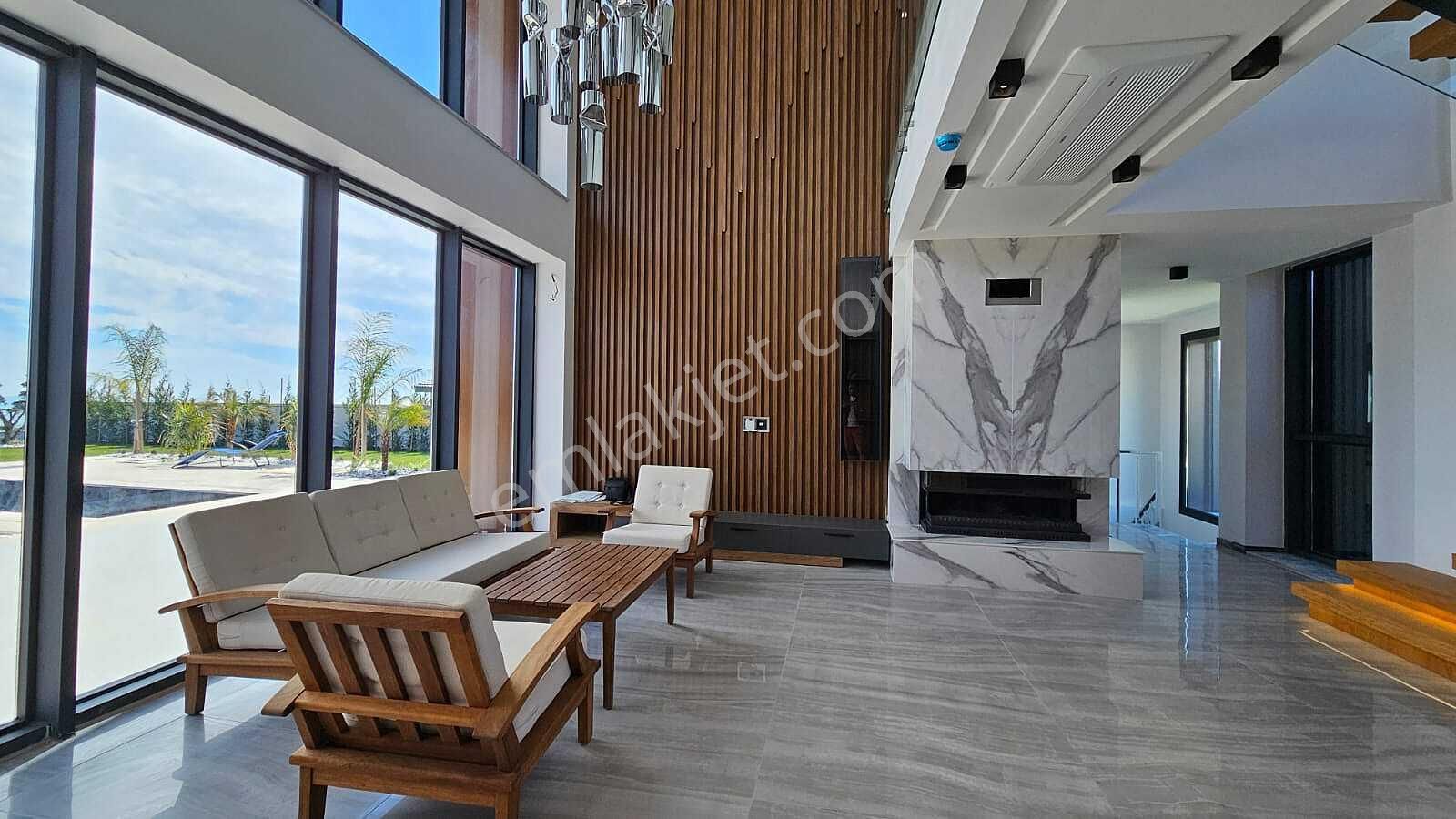 İzmir Foça'da Geniş Arsalı Havuzlu Şık Müstakil Villa - Görsel 15