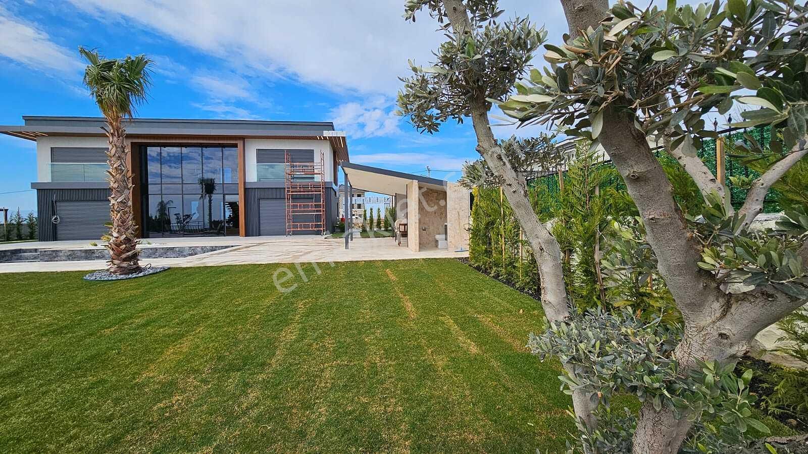 İzmir Foça'da Geniş Arsalı Havuzlu Şık Müstakil Villa - Görsel 10