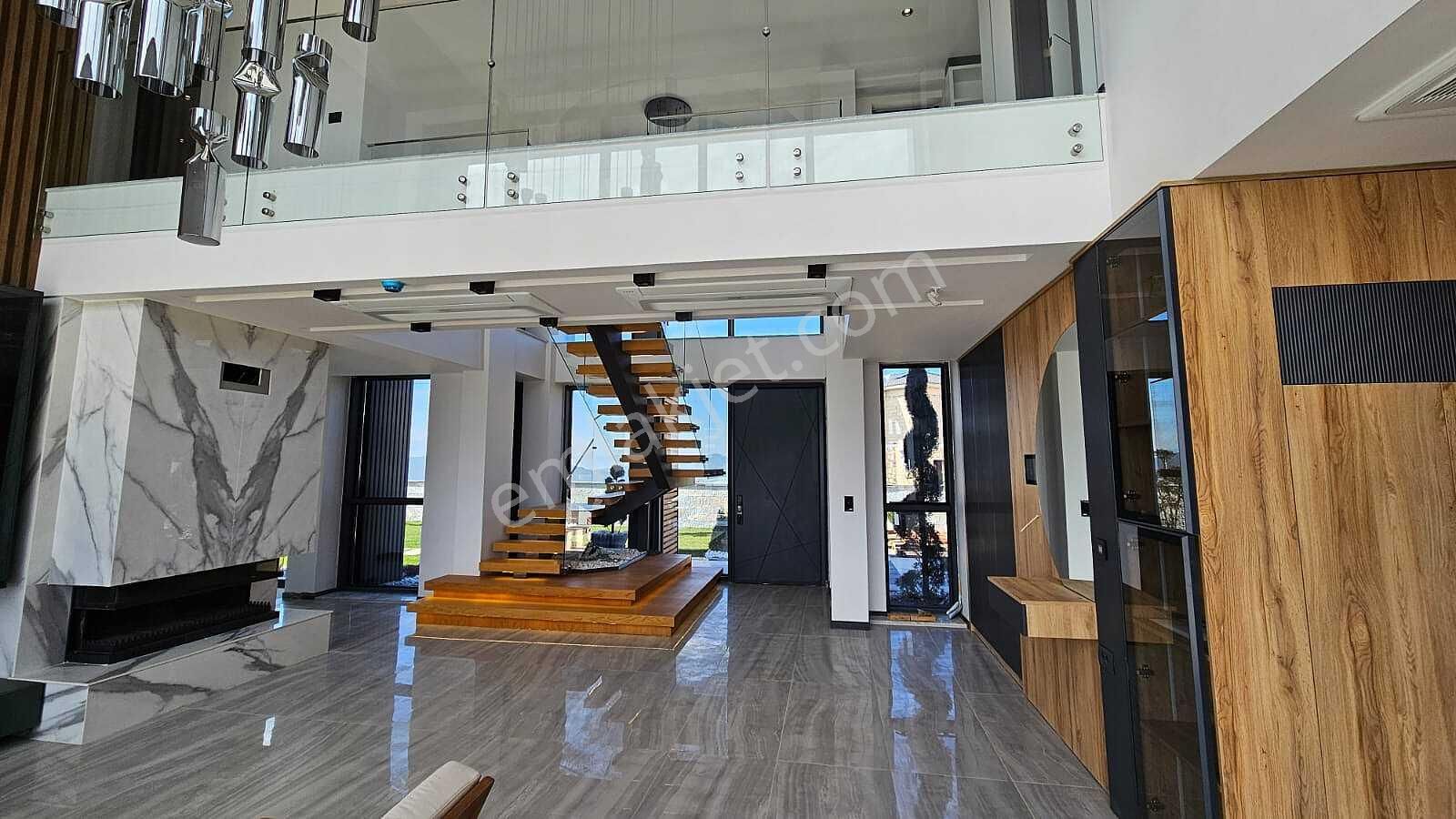 İzmir Foça'da Geniş Arsalı Havuzlu Şık Müstakil Villa - Görsel 16