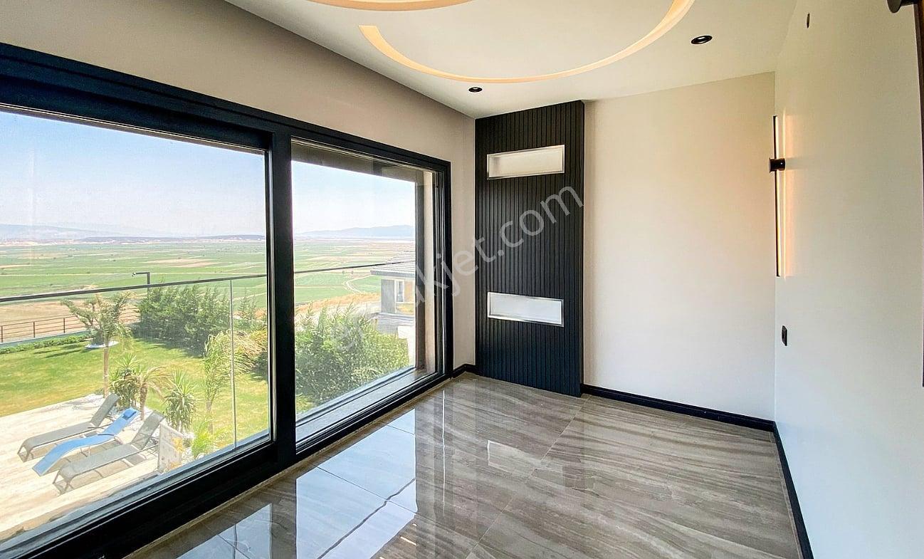 İzmir Foça'da Geniş Arsalı Havuzlu Şık Müstakil Villa - Görsel 25