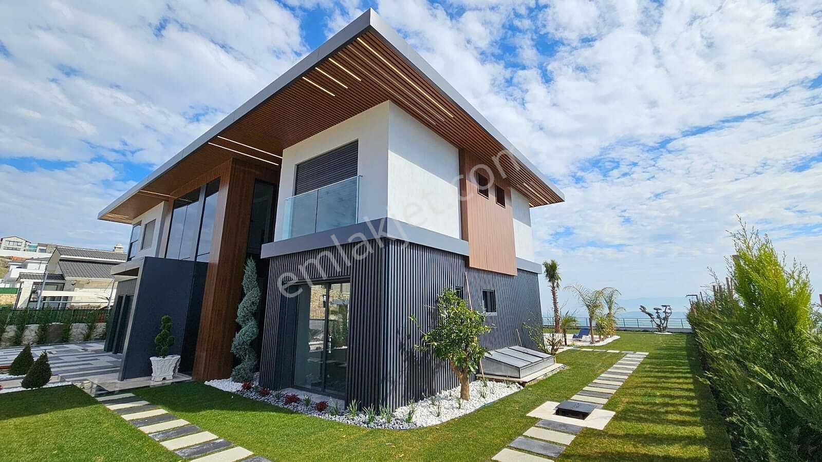 İzmir Foça'da Geniş Arsalı Havuzlu Şık Müstakil Villa - Görsel 8