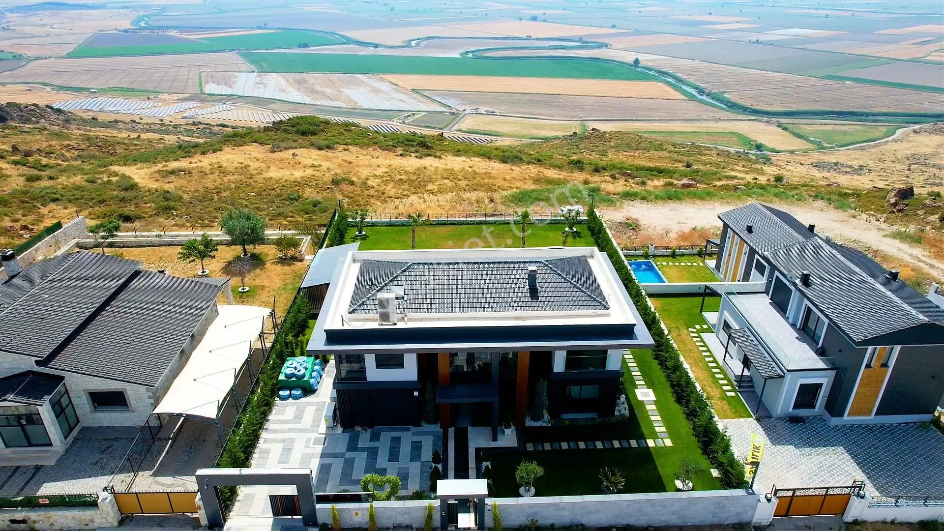 İzmir Foça'da Geniş Arsalı Havuzlu Şık Müstakil Villa - Görsel 3