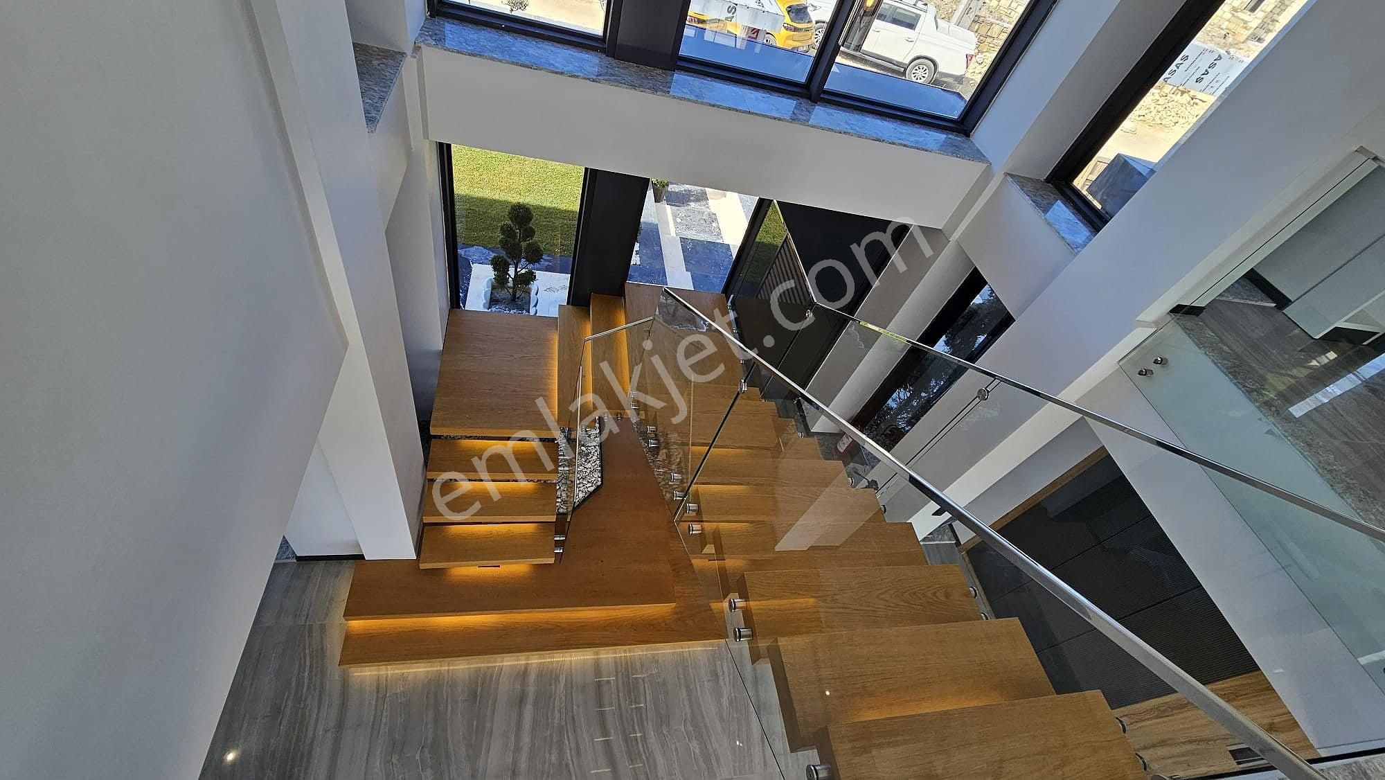 İzmir Foça'da Geniş Arsalı Havuzlu Şık Müstakil Villa - Görsel 21