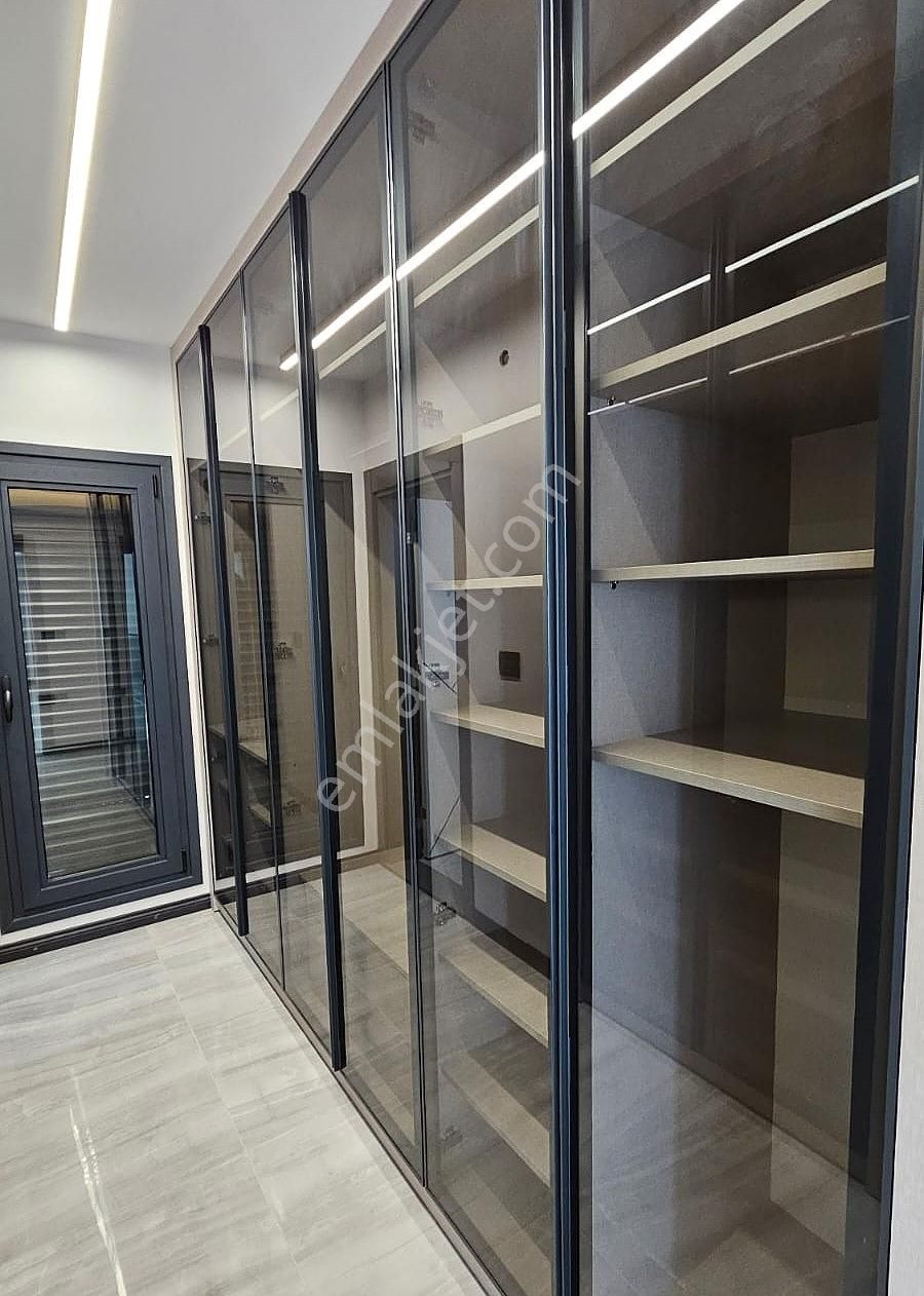 İzmir Foça'da Geniş Arsalı Havuzlu Şık Müstakil Villa - Görsel 20