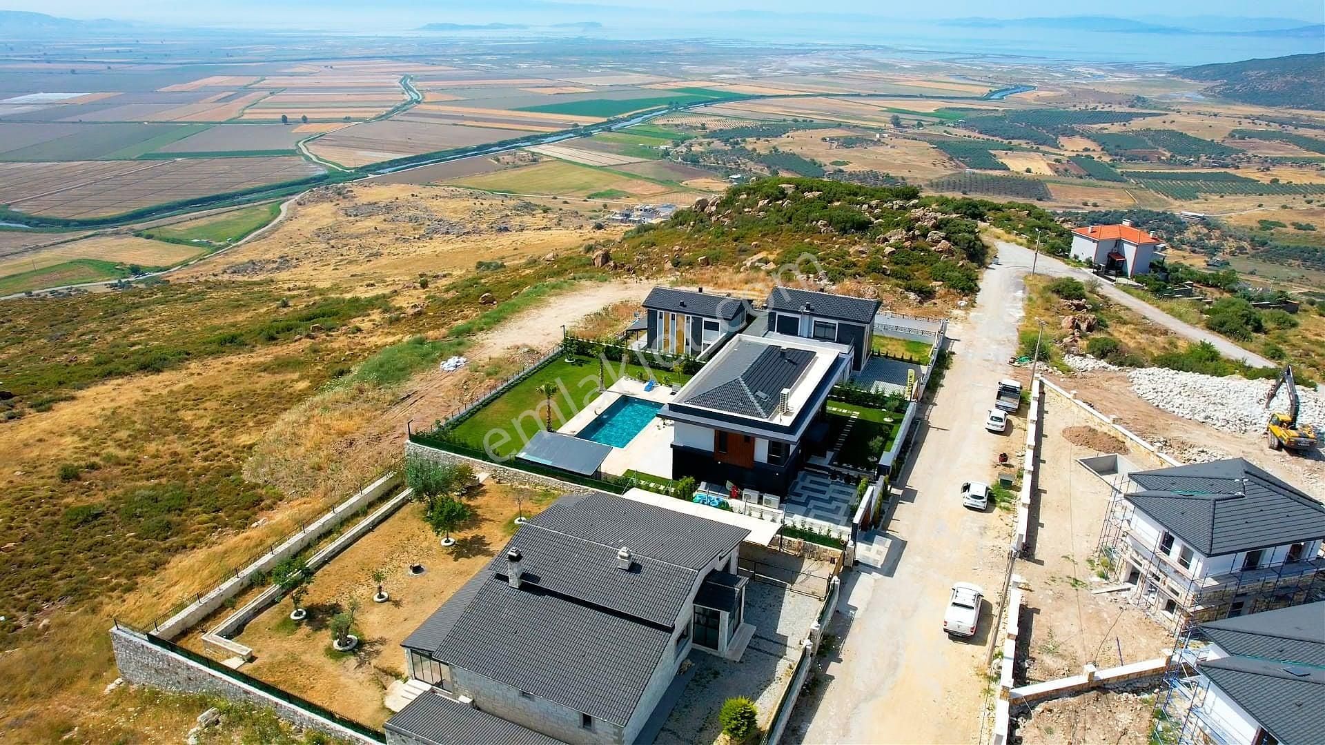 İzmir Foça'da Geniş Arsalı Havuzlu Şık Müstakil Villa - Görsel 2