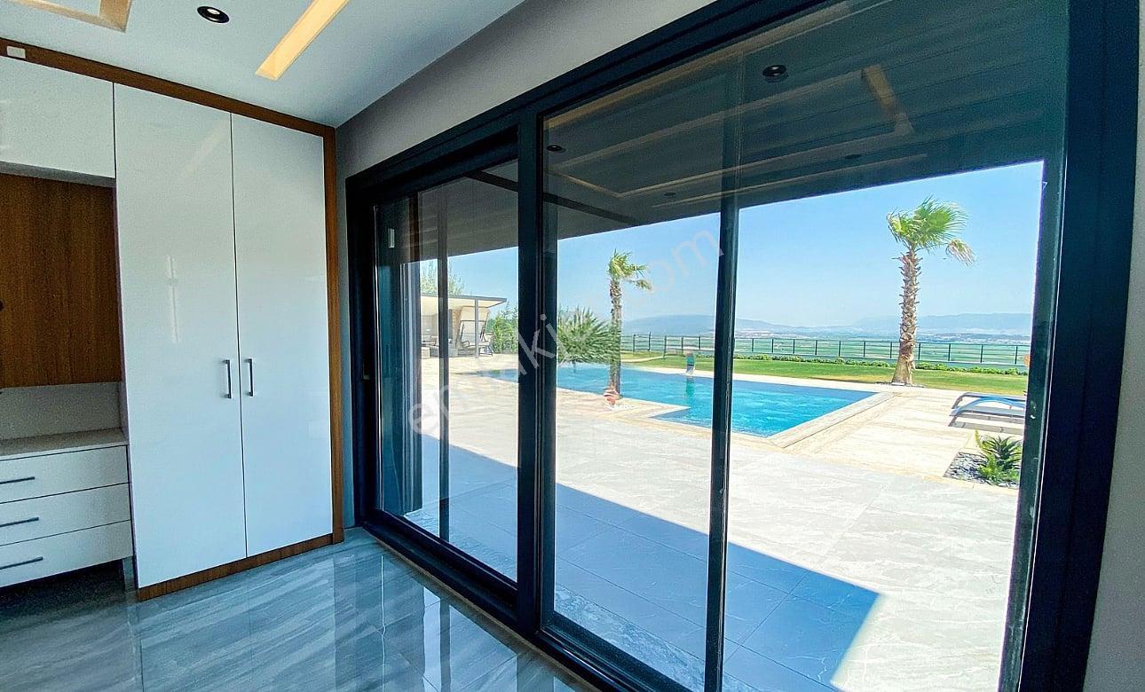 İzmir Foça'da Geniş Arsalı Havuzlu Şık Müstakil Villa - Görsel 24