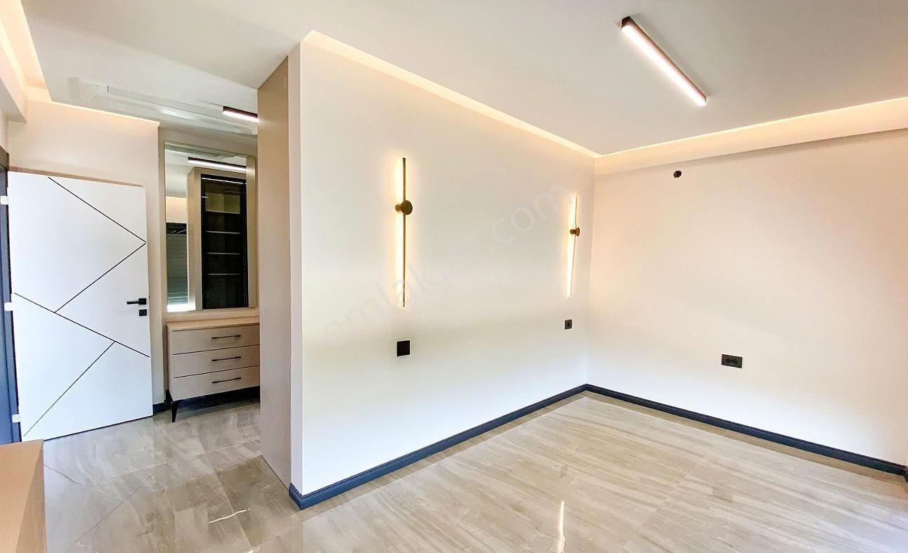 İzmir Foça'da Geniş Arsalı Havuzlu Şık Müstakil Villa - Görsel 18