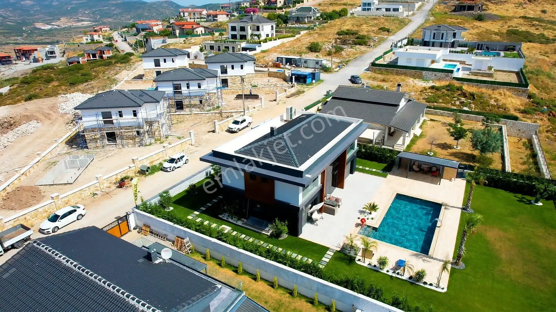 İzmir Foça'da Geniş Arsalı Havuzlu Şık Müstakil Villa - Görsel 5