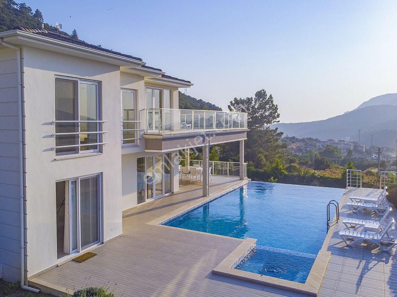 Fethiye Ölüdeniz Ovacık'ta 660 M Arsalı Özel Havuzlu Villa